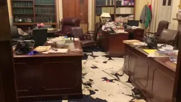 直击暴乱后美国国会内部：桌椅被砸、玻璃横飞