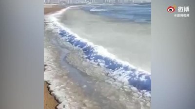青岛海浪翻涌时瞬间结冰被冻住 市民：天气接近零下17度