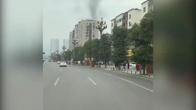 消防员让出氧气罩救出男孩