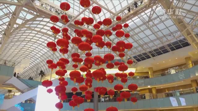 迎接农历新年，美国达拉斯市购物中心披上中国红