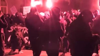 丹麦示威者举火把抗议封锁，街头燃起巨大火焰