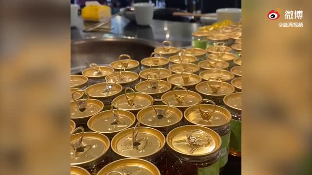熊孩子火锅店玩游戏开了59瓶香油