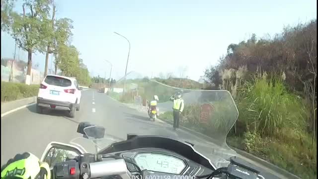 男子网购警服假扮交警执勤，一查还是无证驾驶