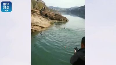 50岁党员下水救起3名坠江游客