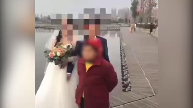 69岁老太挡新人拍婚纱照讨钱被拘