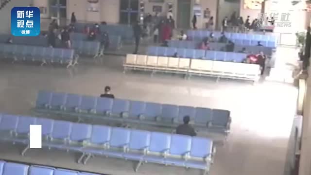 男子突然昏迷车站上演生死救援