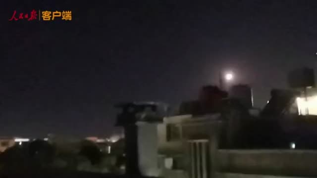 叙利亚首都16日晚再遭导弹袭击，记者拍下爆炸瞬间