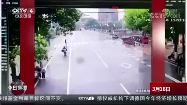 拄拐老人雨天路口难行，司机下车背过马路