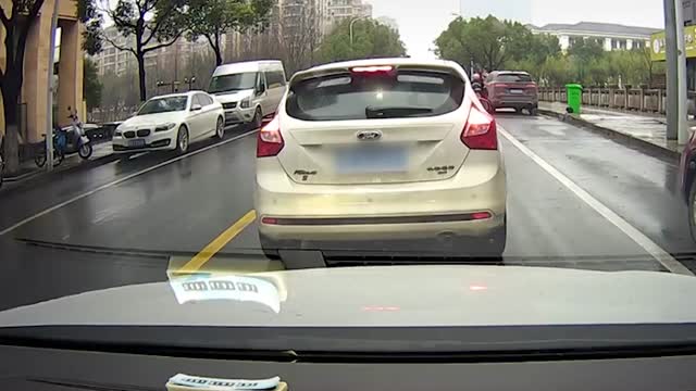 司机突然鸣笛吓停横穿马路孩子，下一秒才发现是及时提醒