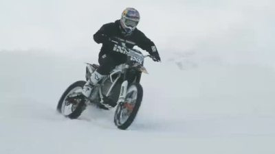 极限运动员在冰天雪地中表演特技摩托