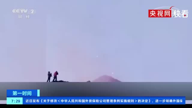 俄冒险者爬上喷发的火山烤香肠