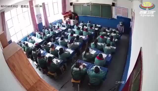 监拍：西藏6.1级地震小学师生教科书式撤离，教师逆行获赞