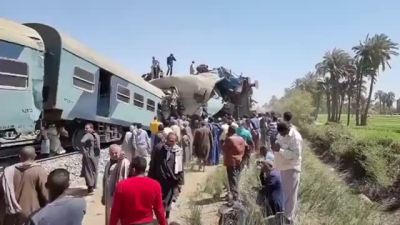 两列载客火车在埃及南部相撞 已致32死66伤