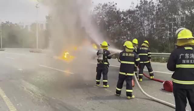 高速路上皮卡车突然自燃，深圳消防紧急救援
