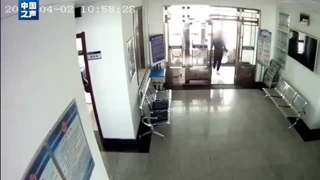 男子进派出所上缴气枪引误会 网友：理解民警的反应