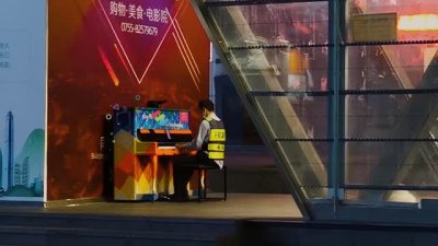 IN视频 | 他是保安，也是华强北“街头钢琴家”