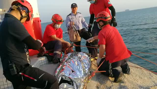 深圳一女子独自穿越东西涌不慎从5米高台坠落，警方联合多部门紧急救援