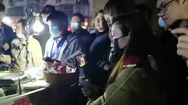 96岁摆摊奶奶走红后被几十名主播围观