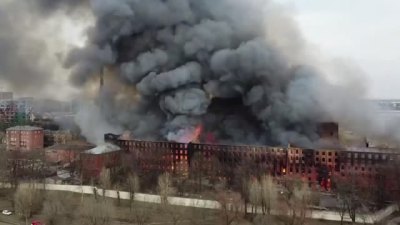 俄罗斯圣彼得堡一建筑起火 火焰窜起几层楼高