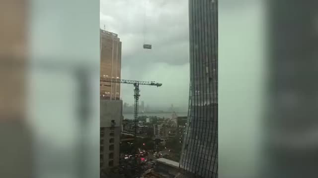 10级雷暴大风致工地吊篮多次撞击高楼，两工人被救出后经抢救无效死亡