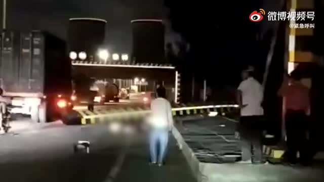 挂车撞倒限高架砸死路过夫妻