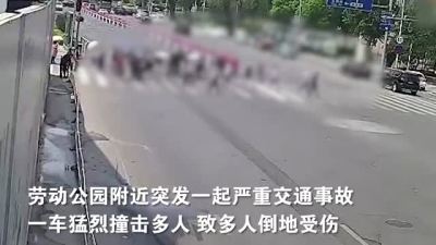 辽宁大连一轿车人行横道上撞击行人，造成4死3伤