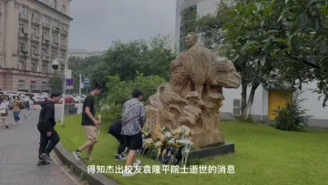 西南大学师生向袁隆平雕像献花