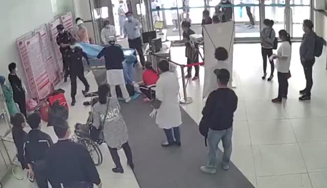 大连一患者倒地，医生跪地救人