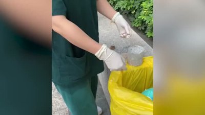 广州医生露天为群众做核酸检测 脱下橡胶手套倒汗水