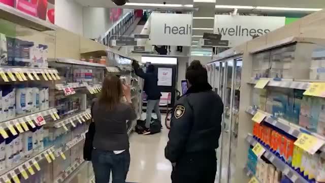 美国一男子洗劫药店，保安拍下全程未阻止