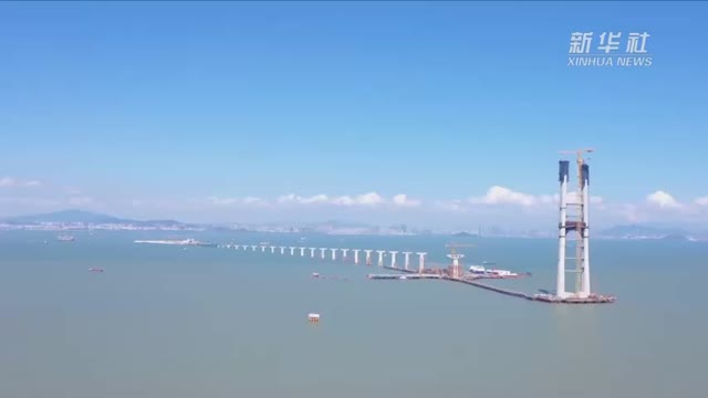 世界最大跨径海中钢箱梁悬索桥东索塔封顶

