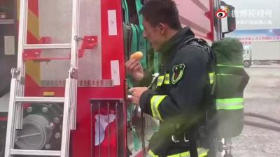 消防员救火轮换时分享面包，大口吞下后相视一笑