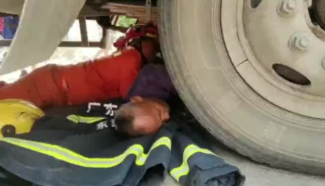 惊险！骑车老人被卷入货车车底，救援人员这一提醒很重要