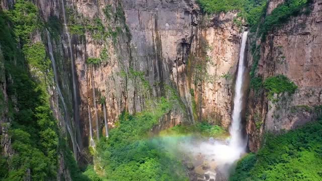 大雨过后云台山现云海景观，314米天瀑迎最大水量
