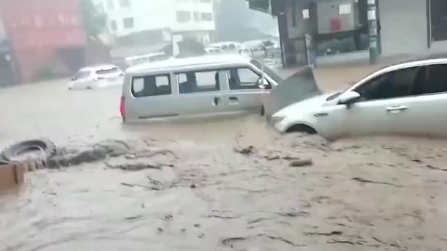 关注！河南遭遇极端强降雨，多地暴雨致灾，车辆被洪水冲走