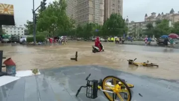 郑州路面积水已下降 地铁站外仍有市民滞留