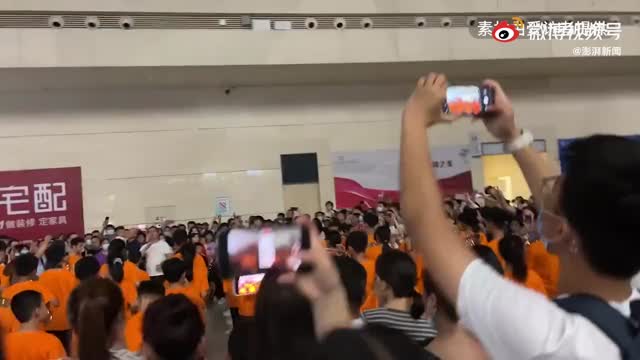 郑州滞留学生乐团现场演奏，旅客：本来焦躁不安听到后很触动