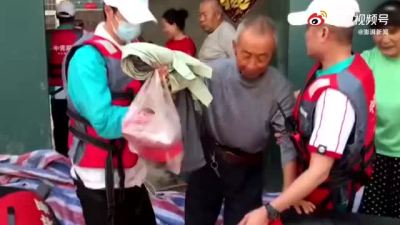韩红王一博带物资抵达河南新，与救援队一起转移群众