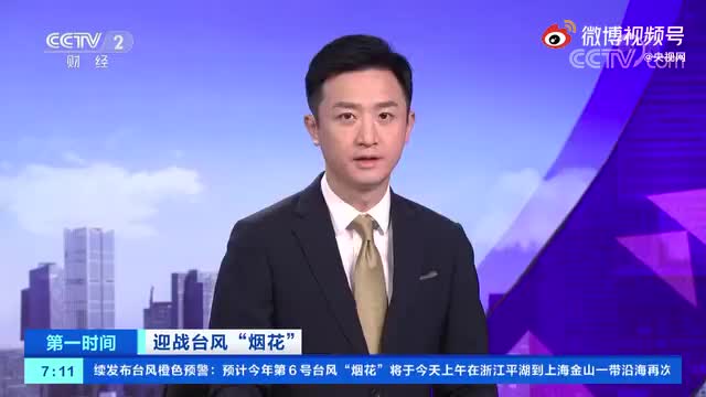 好险！台风吹落上海地铁天桥顶板