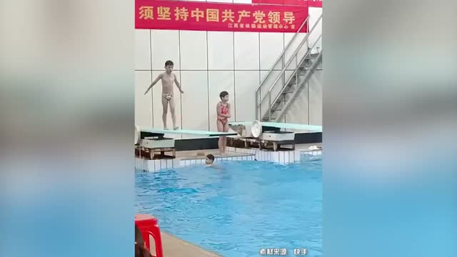 10岁男孩跳水“大神级”压水花，教练：除了训练还要抓学习